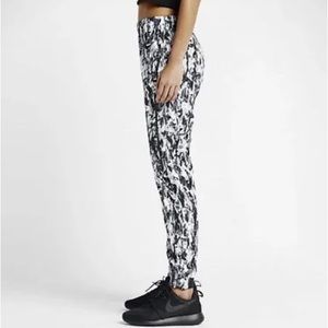 Nike Women’s S Black White All Over Print Woven Zip Mish Mash Jogger